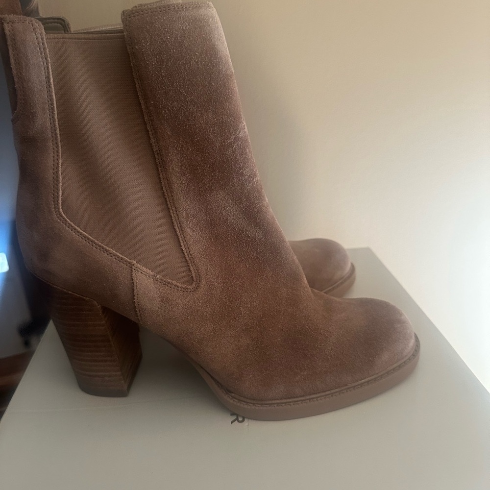 Elegant Tan Suede Ankle Boots